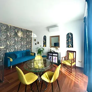 charme-house-taormina.taorminaitalyhotels.com/